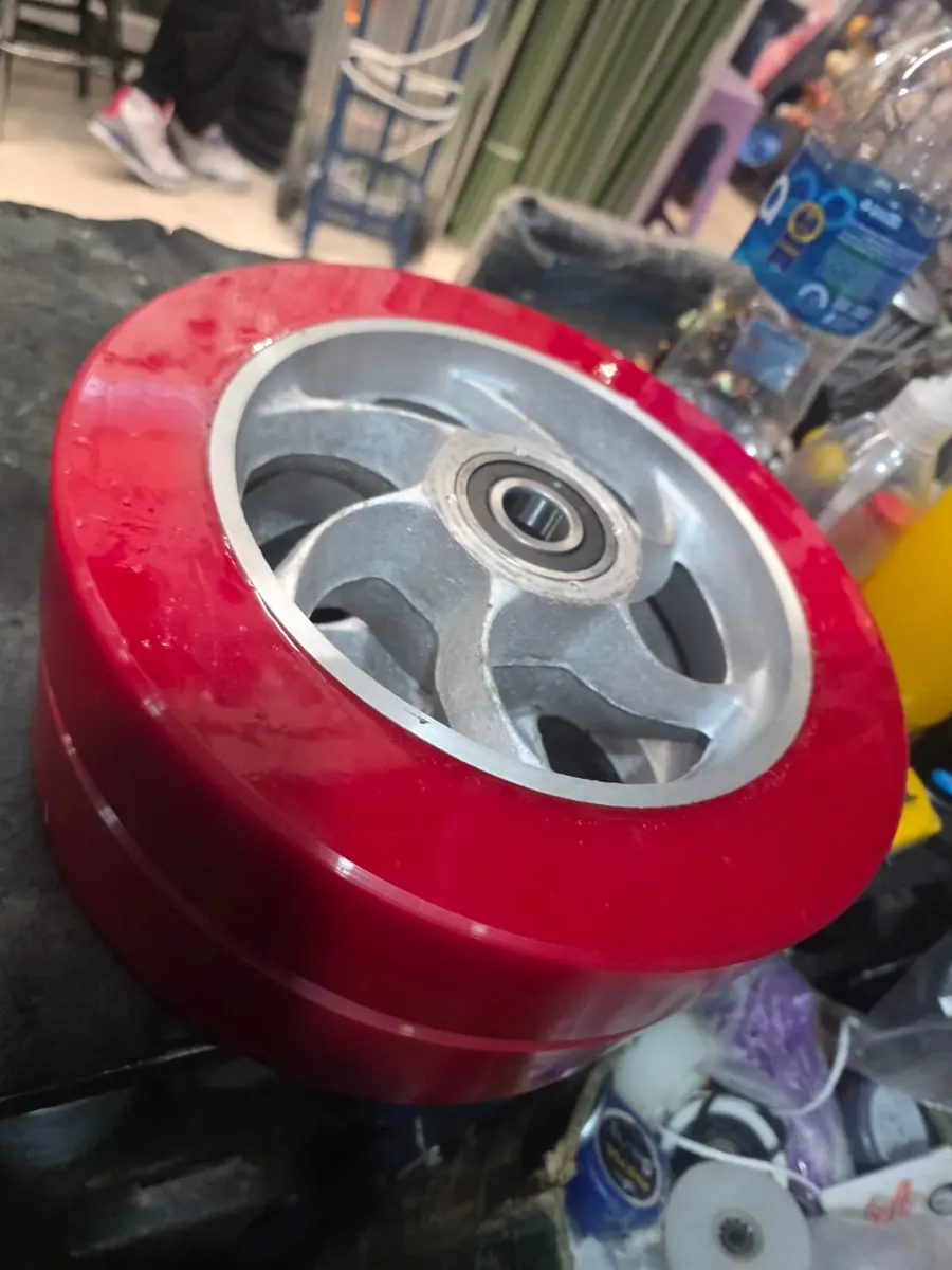 Rueda de poliuretano rojo con rin de aluminio