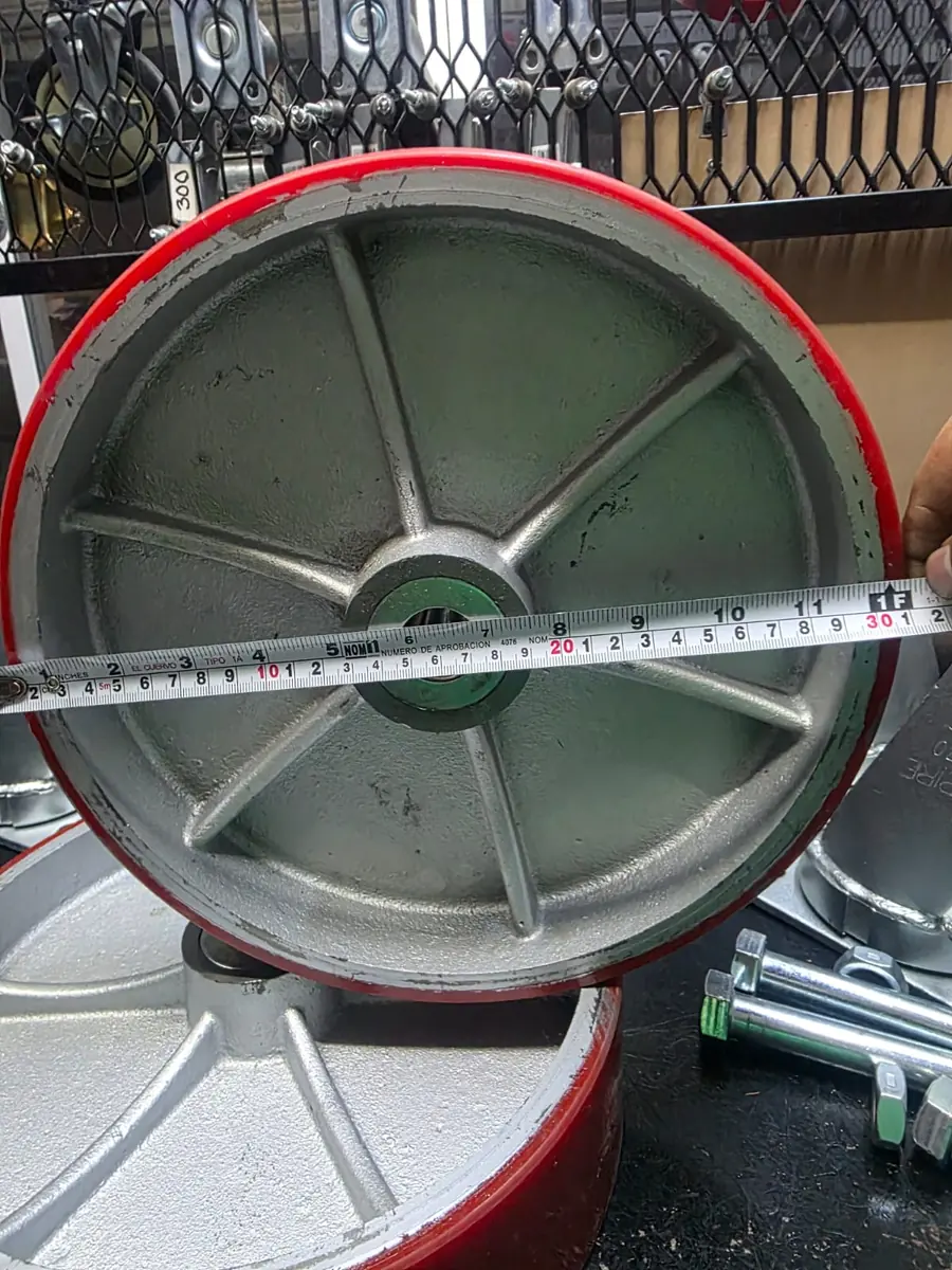 Rueda de poliuretano rojo con rin de metal medida con flexómetro