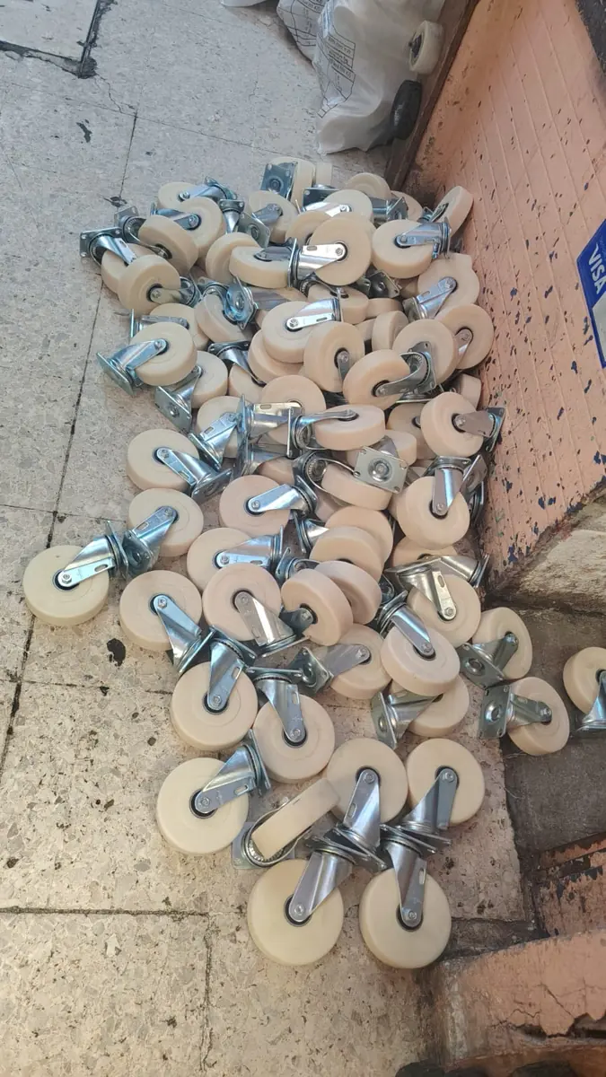 Ruedas de nylamid con espiga roscada