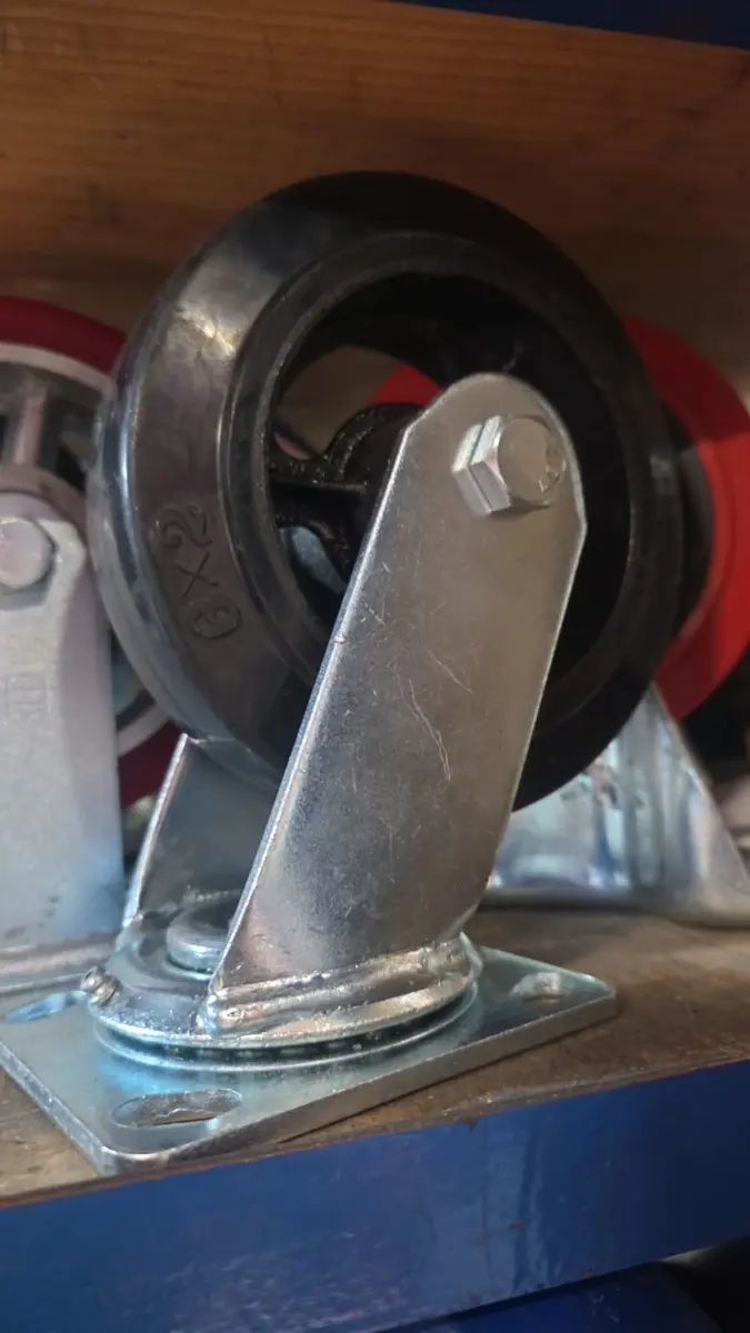 Rueda negra con horquilla y placa base
