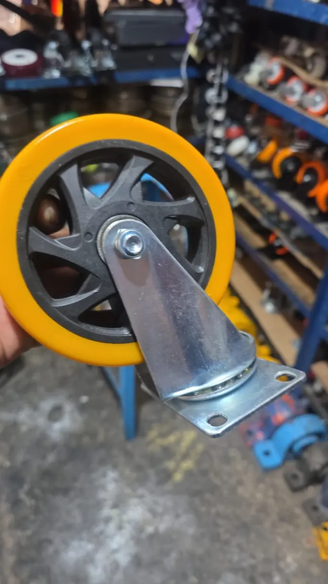 Rueda de poliuretano amarillo con rin negro