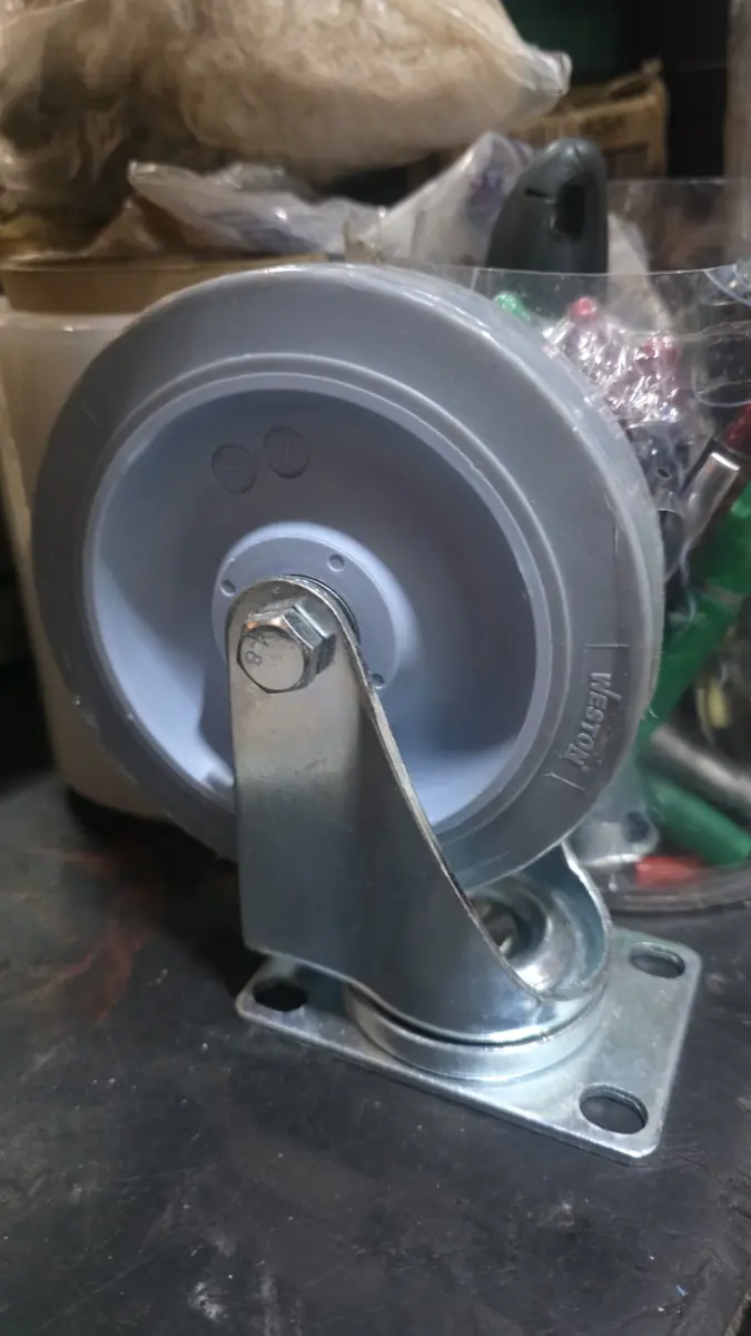 Rueda gris con horquilla y placa base
