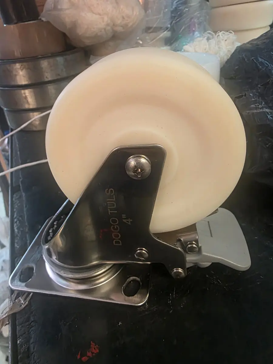 Rueda de nylamid con freno