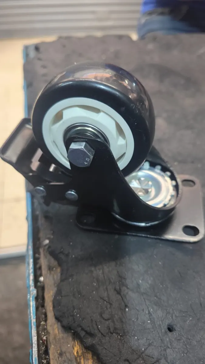 Rueda negra con freno y placa base