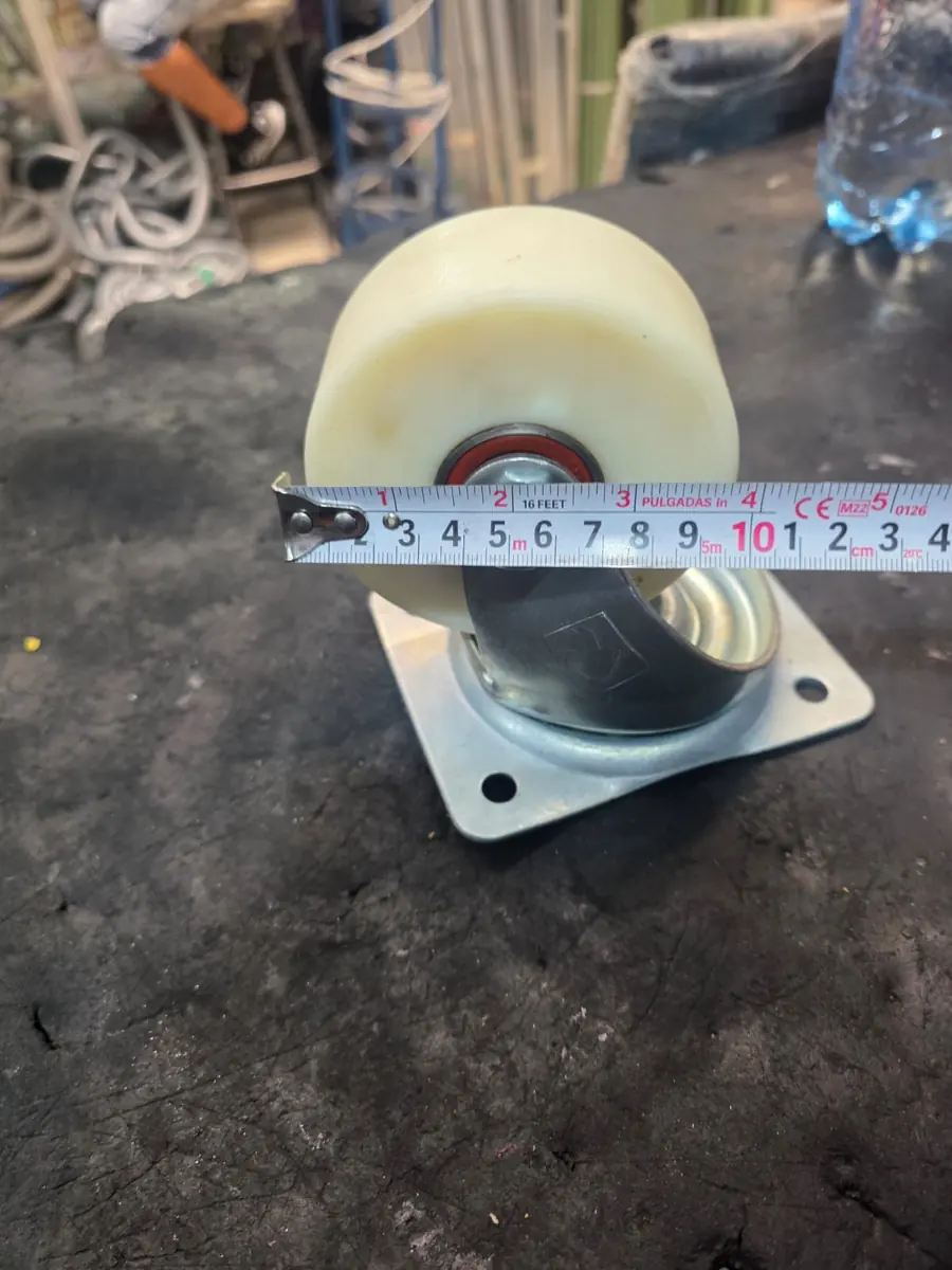 Rueda de nylamid medida con flexómetro