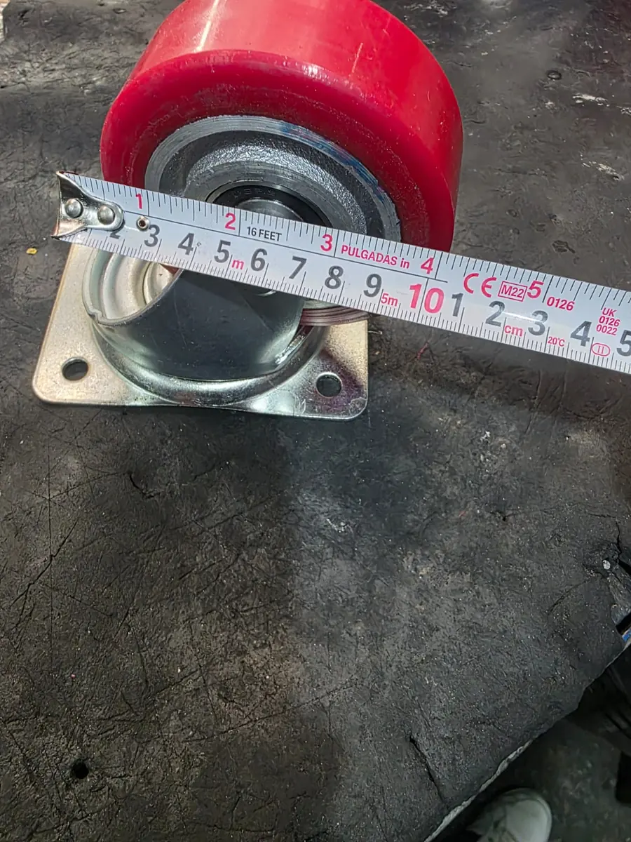Rueda de poliuretano rojo medida con flexómetro