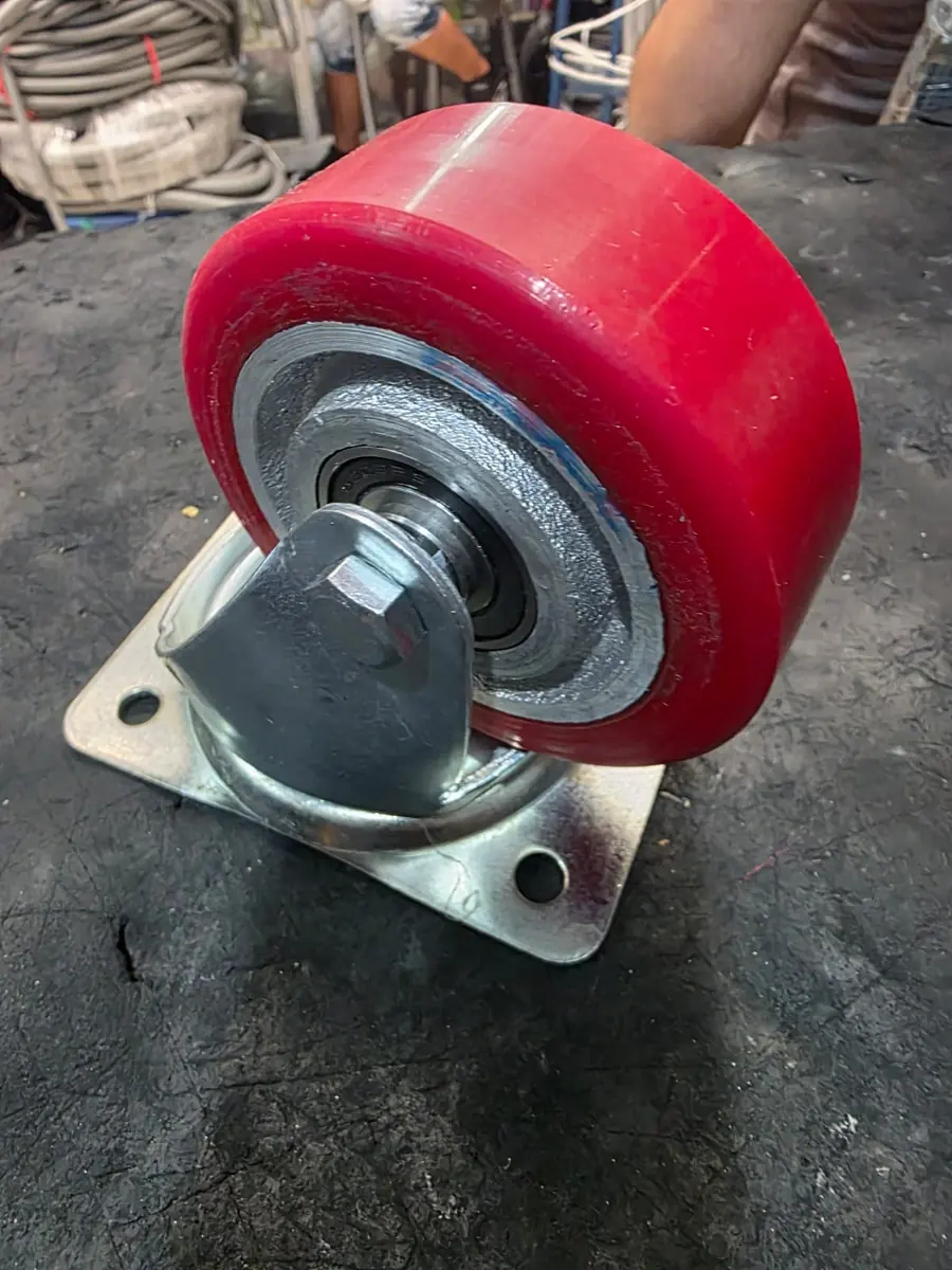 Rueda de poliuretano rojo con placa base