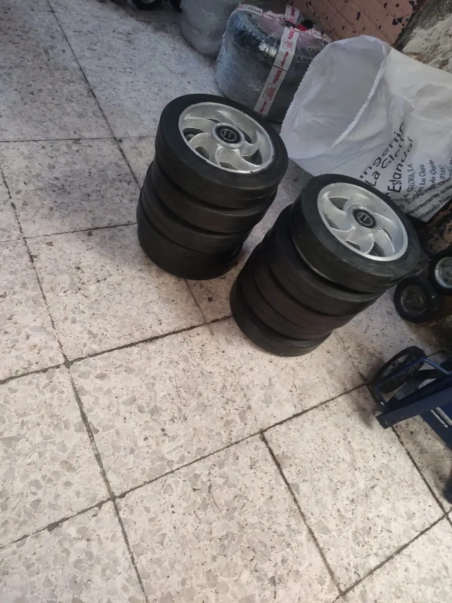 Ruedas negras apiladas