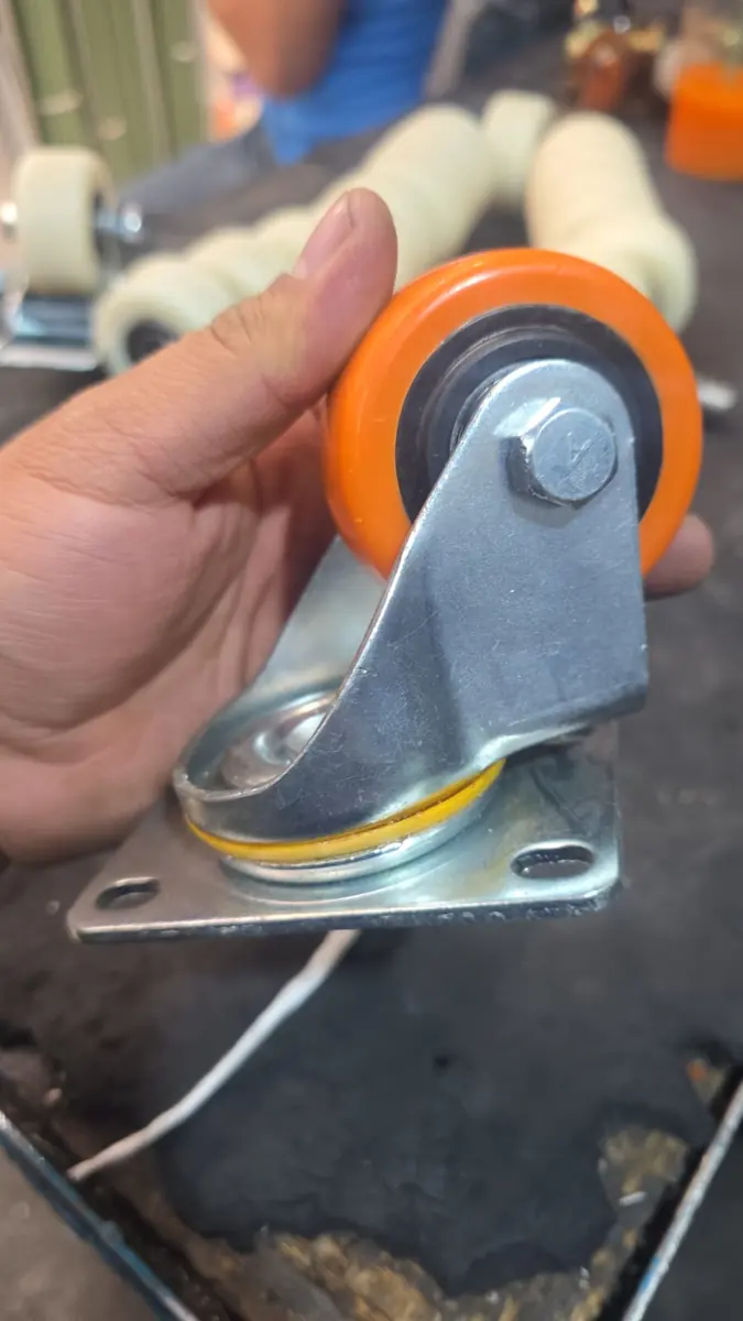 Rueda de poliuretano naranja con horquilla