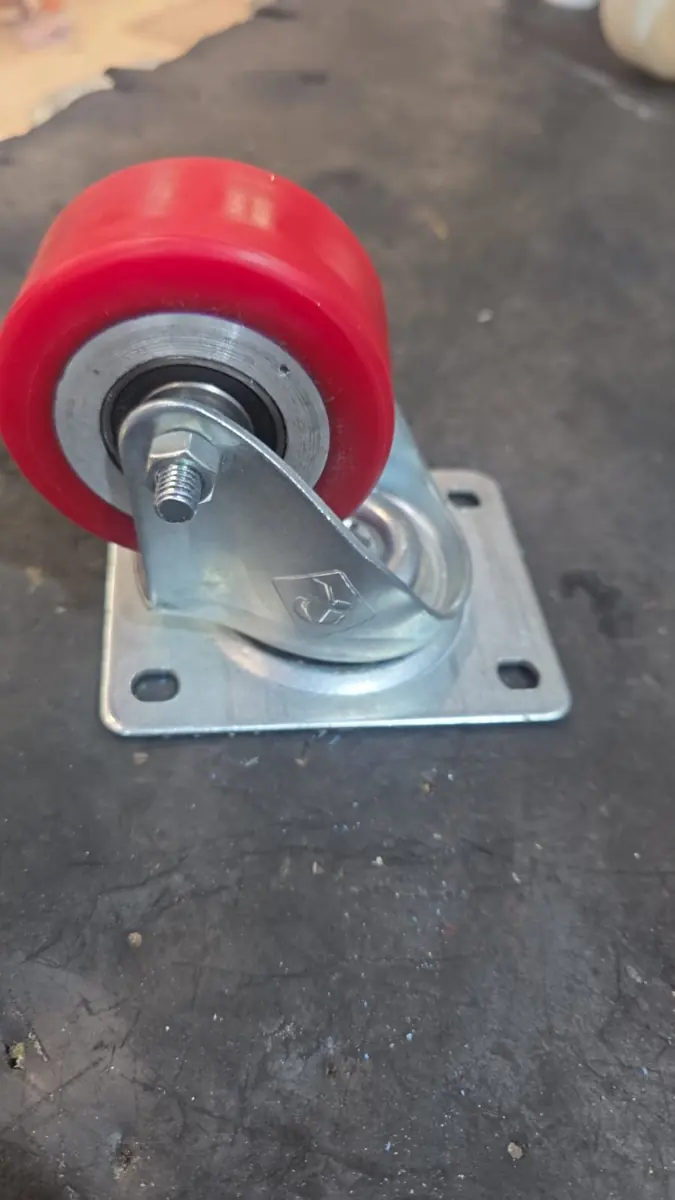 Rueda de poliuretano rojo con placa base