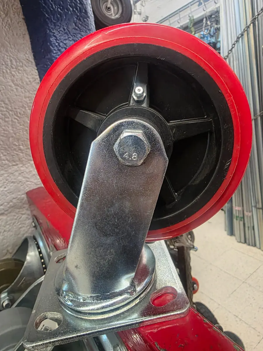 Rueda de poliuretano rojo con horquilla