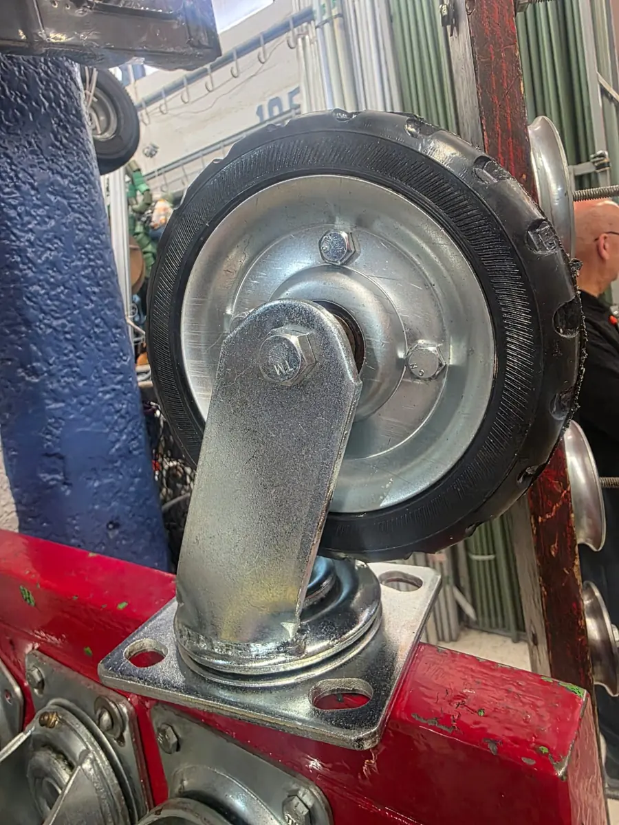 Rueda negra con horquilla y placa base