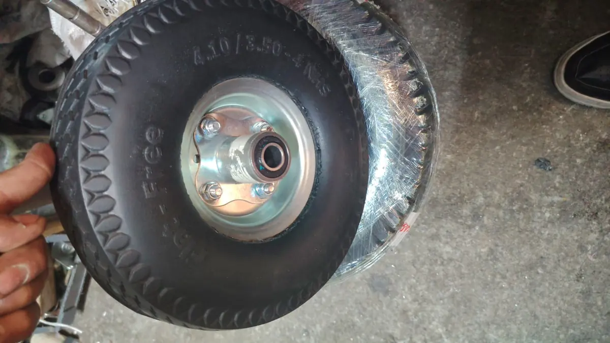 Rueda de hule con rin metálico en mano