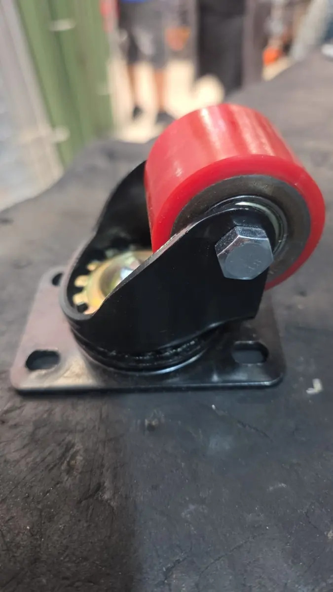 Rueda de poliuretano rojo con placa base negra