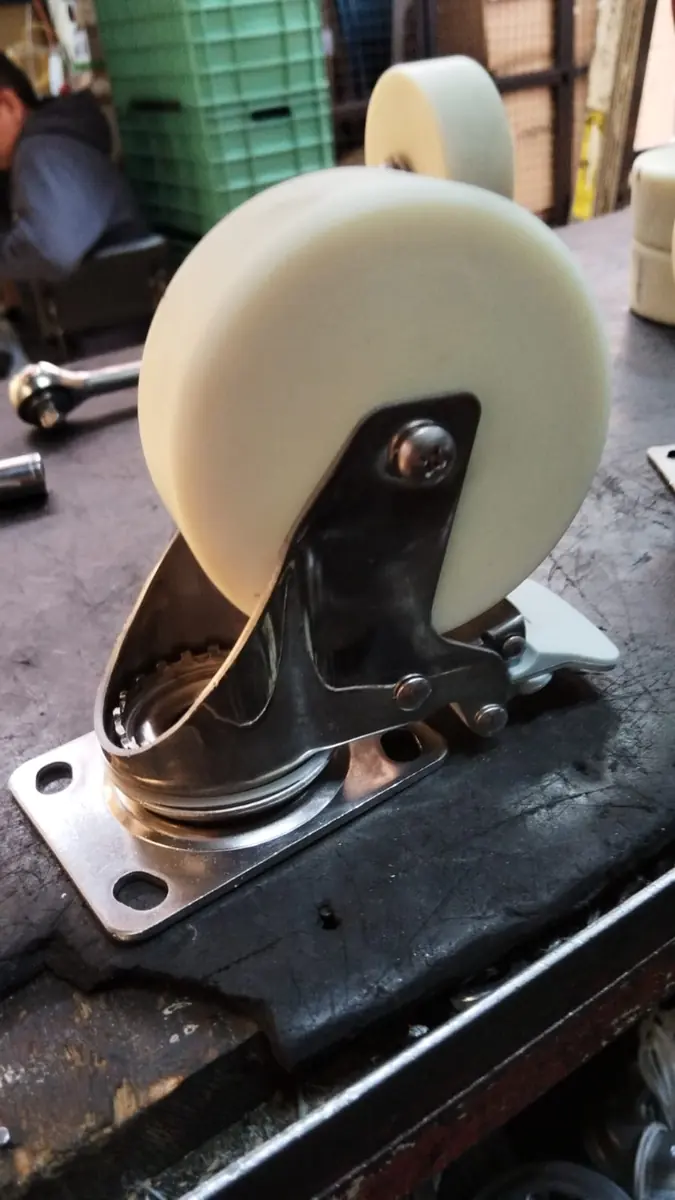 Rueda de nylamid con horquilla de acero