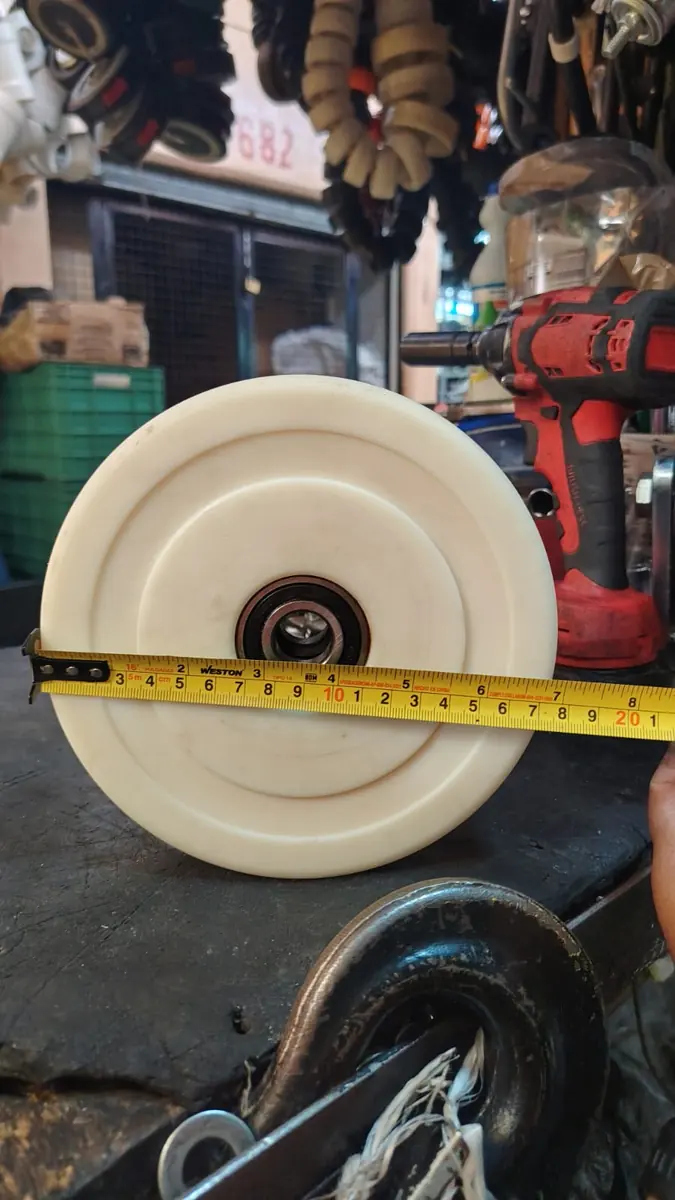 Rodaja de nylamid con balero y flexómetro