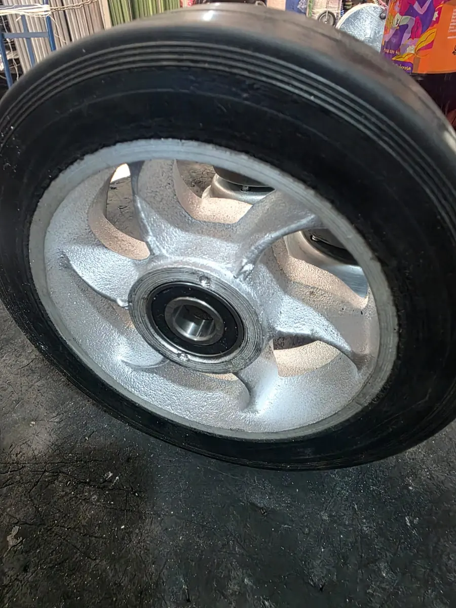 Rueda de hule con rin de aluminio