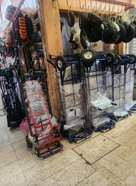 Carretillas de carga y ruedas industriales en exhibición en Rodamientos Carrillo
